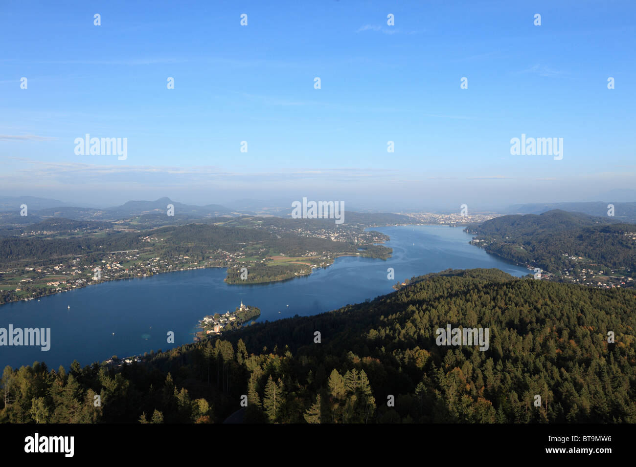 Lake Woerth mit Maria Woerth Halbinsel an der Front und Klagenfurt auf der Rückseite, Blick vom Pyramidenkogel Mountain, Carinthia Stockfoto