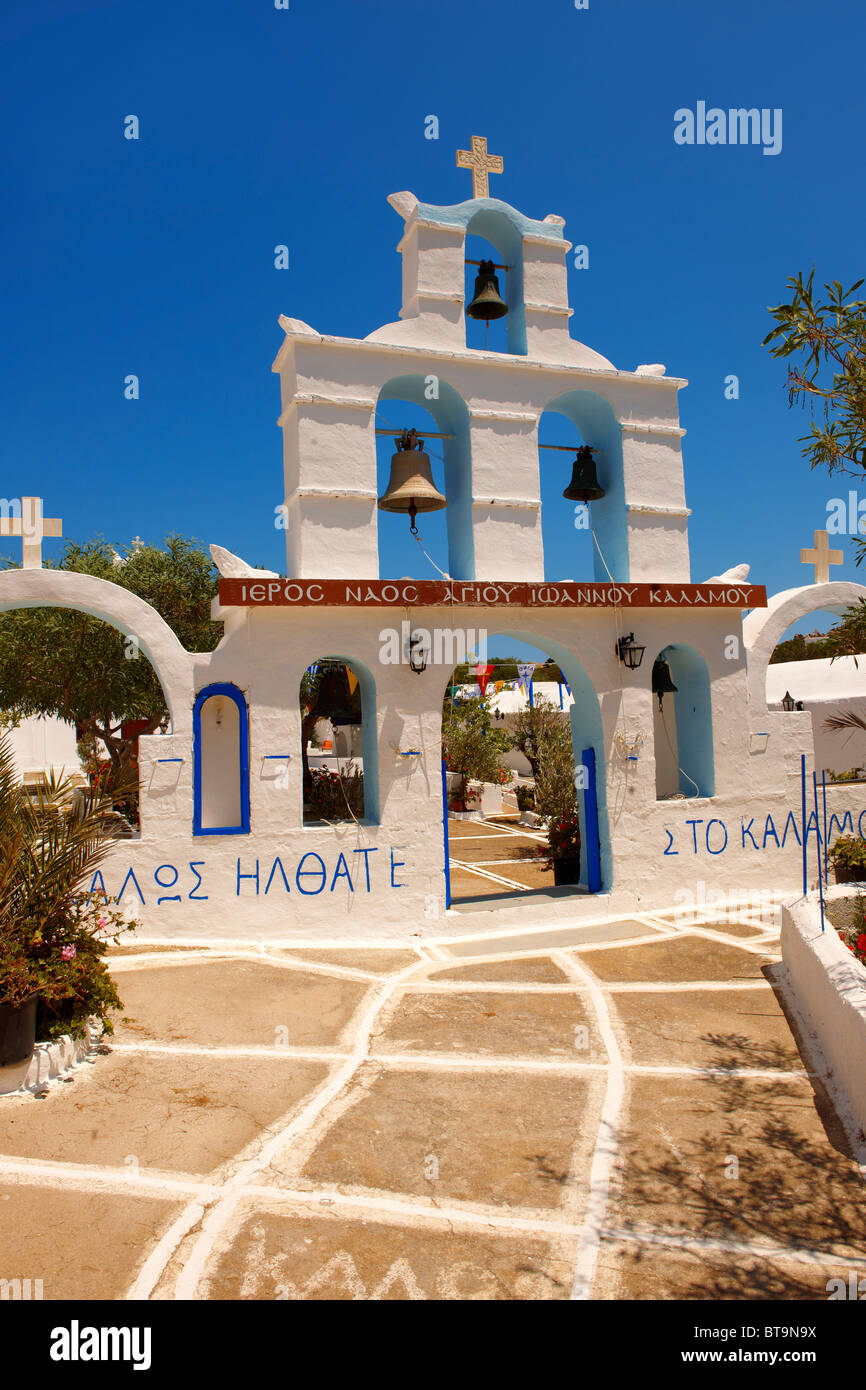 Bell Tower Eingang des griechisch-orthodoxen Klosters von Kalamos, Ios, Kykladen, Griechenland Stockfoto