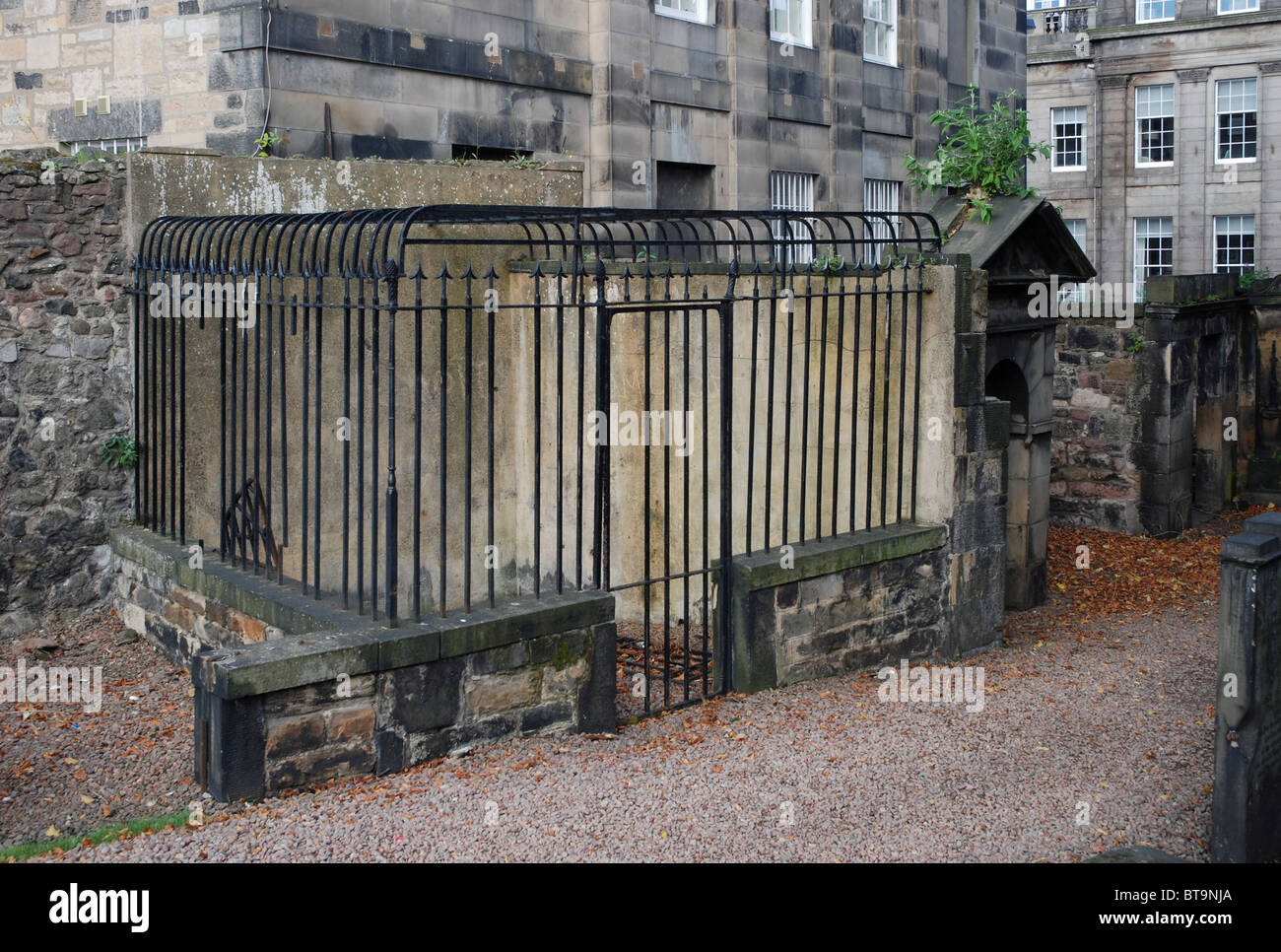 Das Grab von Sir John Steell (1804-91), Bildhauer, bekannt durch viele der Statuen verstreut in der Innenstadt von Edinburgh. Stockfoto