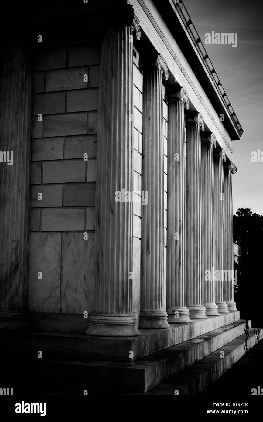 schwarz / weiß Bild in einem Winkel von einem klassischen Gebäude Stockfoto