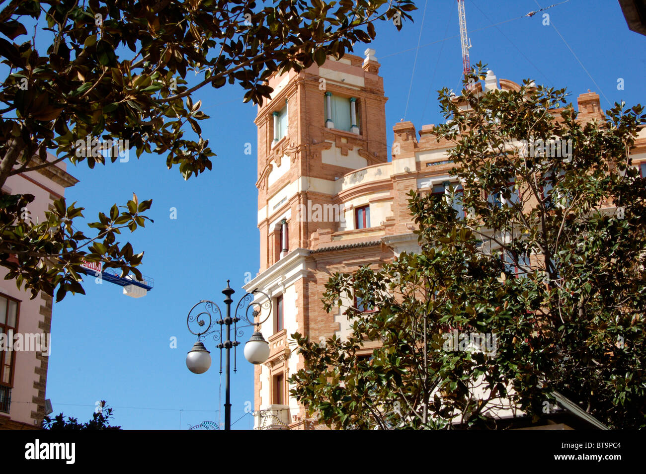 Correos, (Postamt) ein schönes Gebäude umrahmt von Bäumen an der Ecke der Plaza de Las Flores, Cádiz Stockfoto