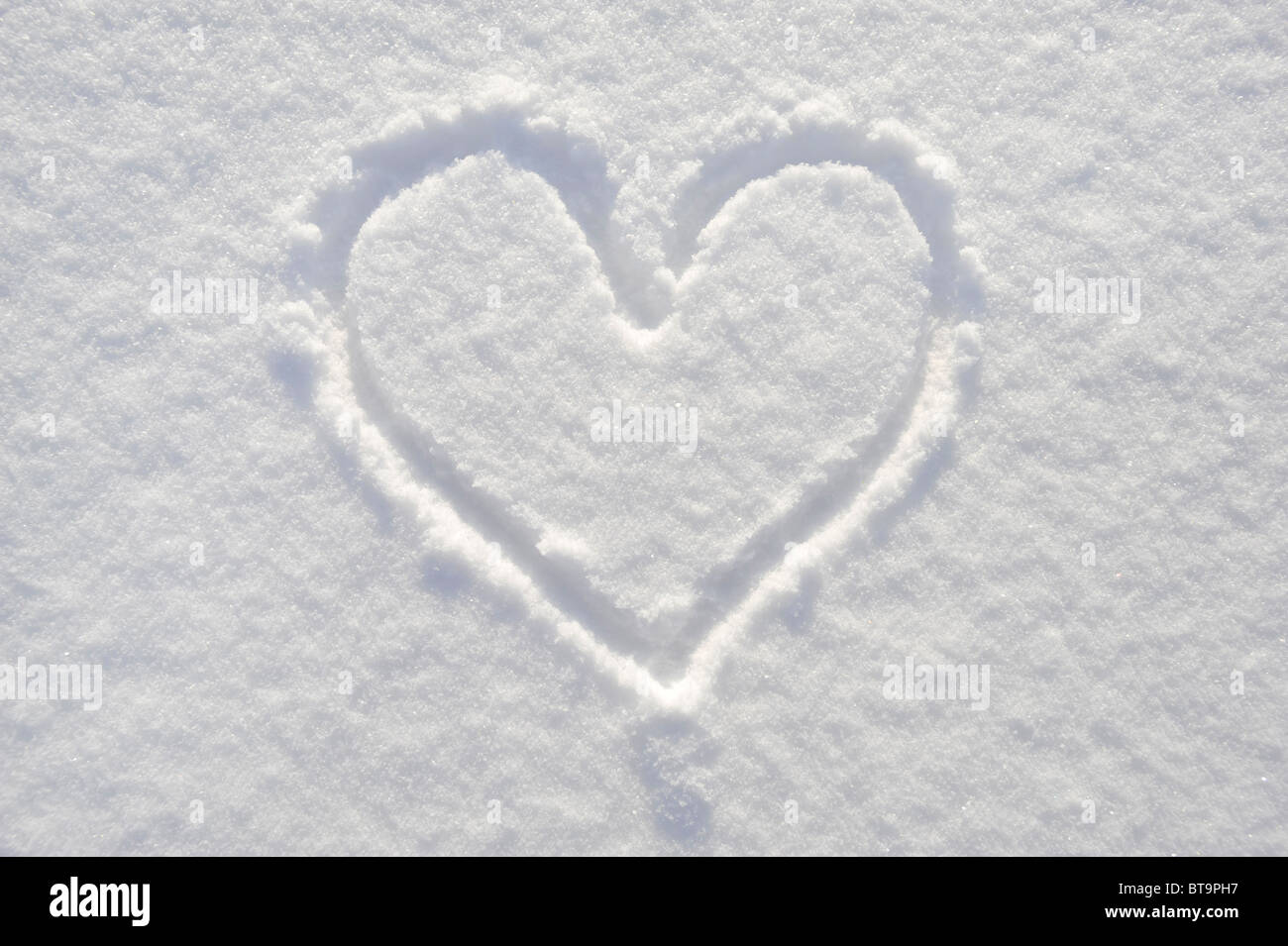 Herzen im Schnee als Symbol für die Liebe Stockfoto