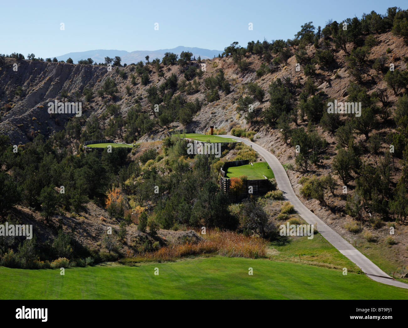 Tee-Box an das 14. Loch am Gewehr Creek Golf Course in Rifle, Colorado, USA. Stockfoto