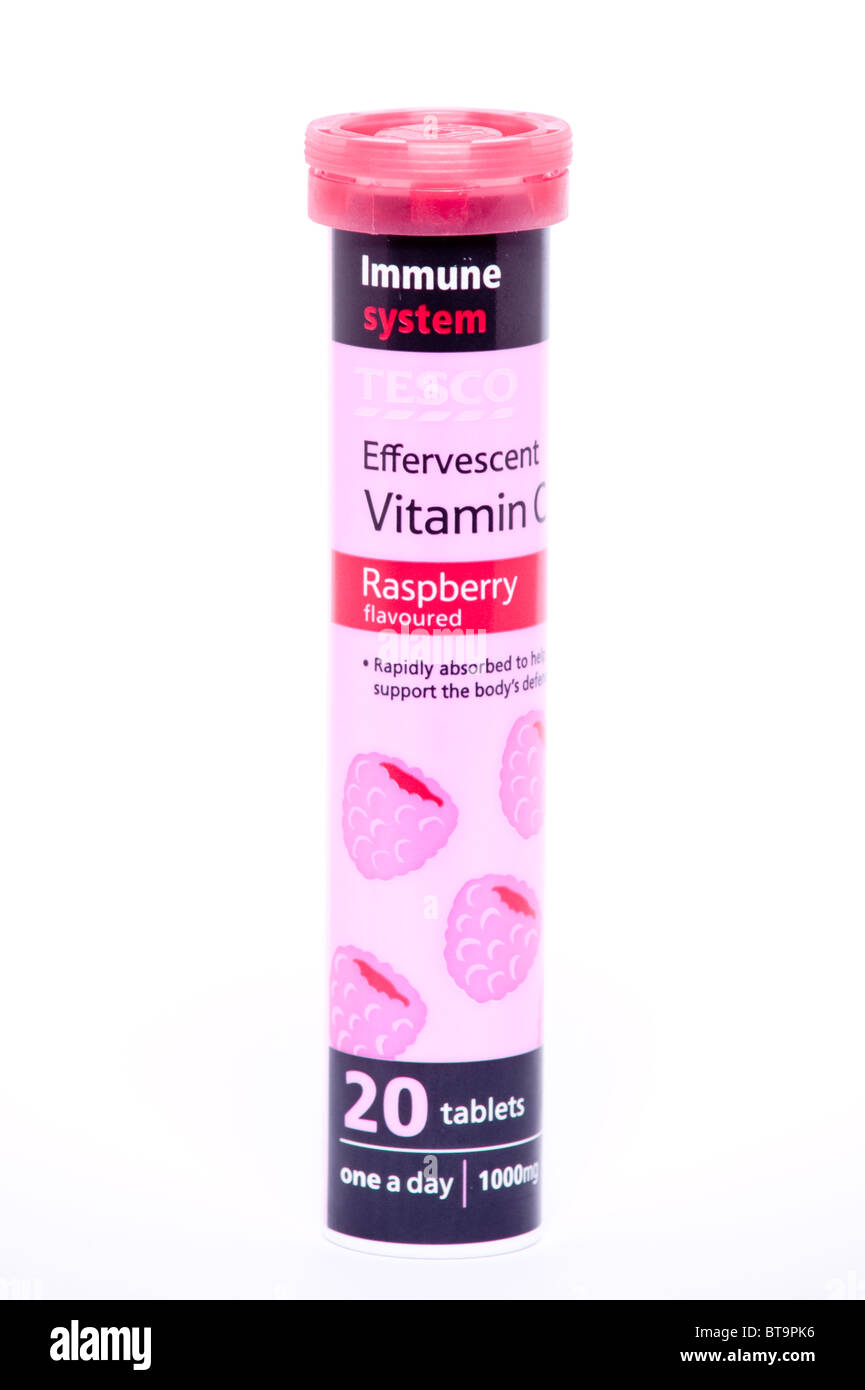 Eine Packung von Brausetabletten Vitamin C Himbeere Aroma lösliche Tabletten auf weißem Hintergrund Stockfoto