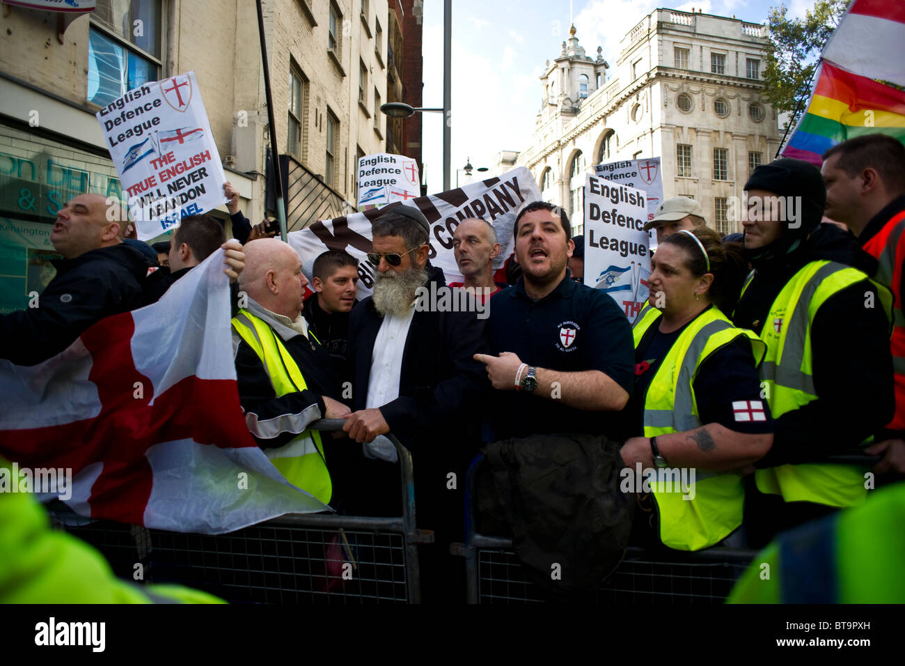 Rabbi Nachum Shifren in London wird von der English Defence League gefeiert. Stockfoto