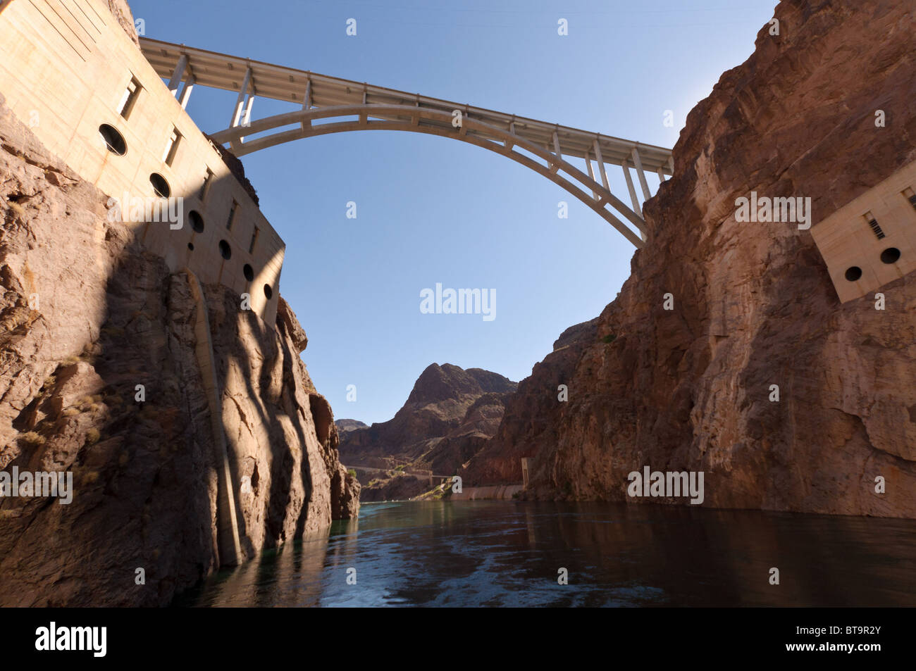 Hoover Dam Brücke - gesehen vom Unterdeck des Hoover-Staudamms. Stockfoto