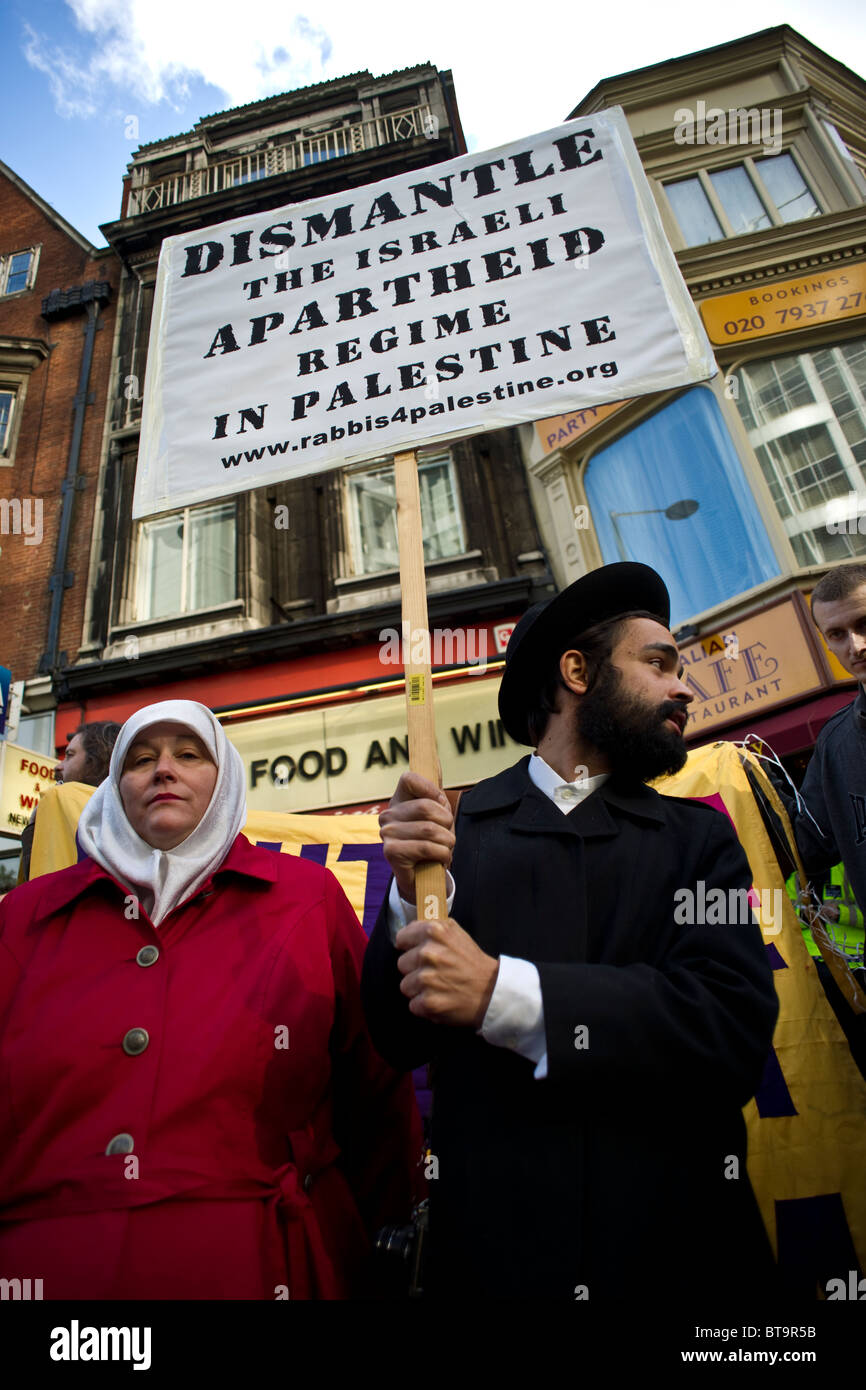 Juden zu protestieren gegen die israelische Politik und der English Defence League Verein mit Staat Israel Stockfoto