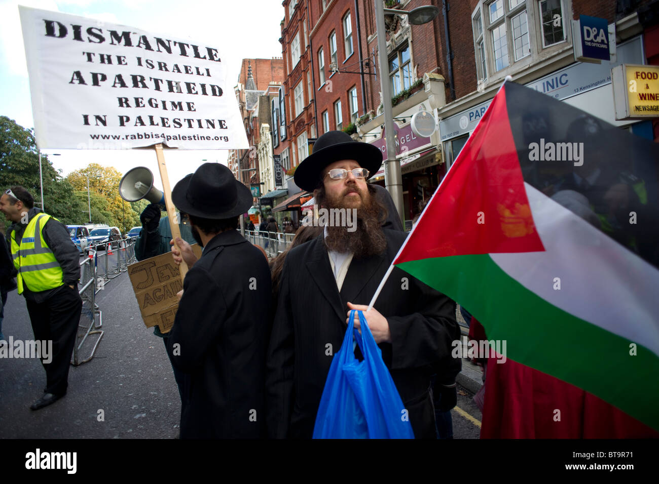 Juden zu protestieren gegen die israelische Politik und der English Defence League Verein mit Staat Israel Stockfoto