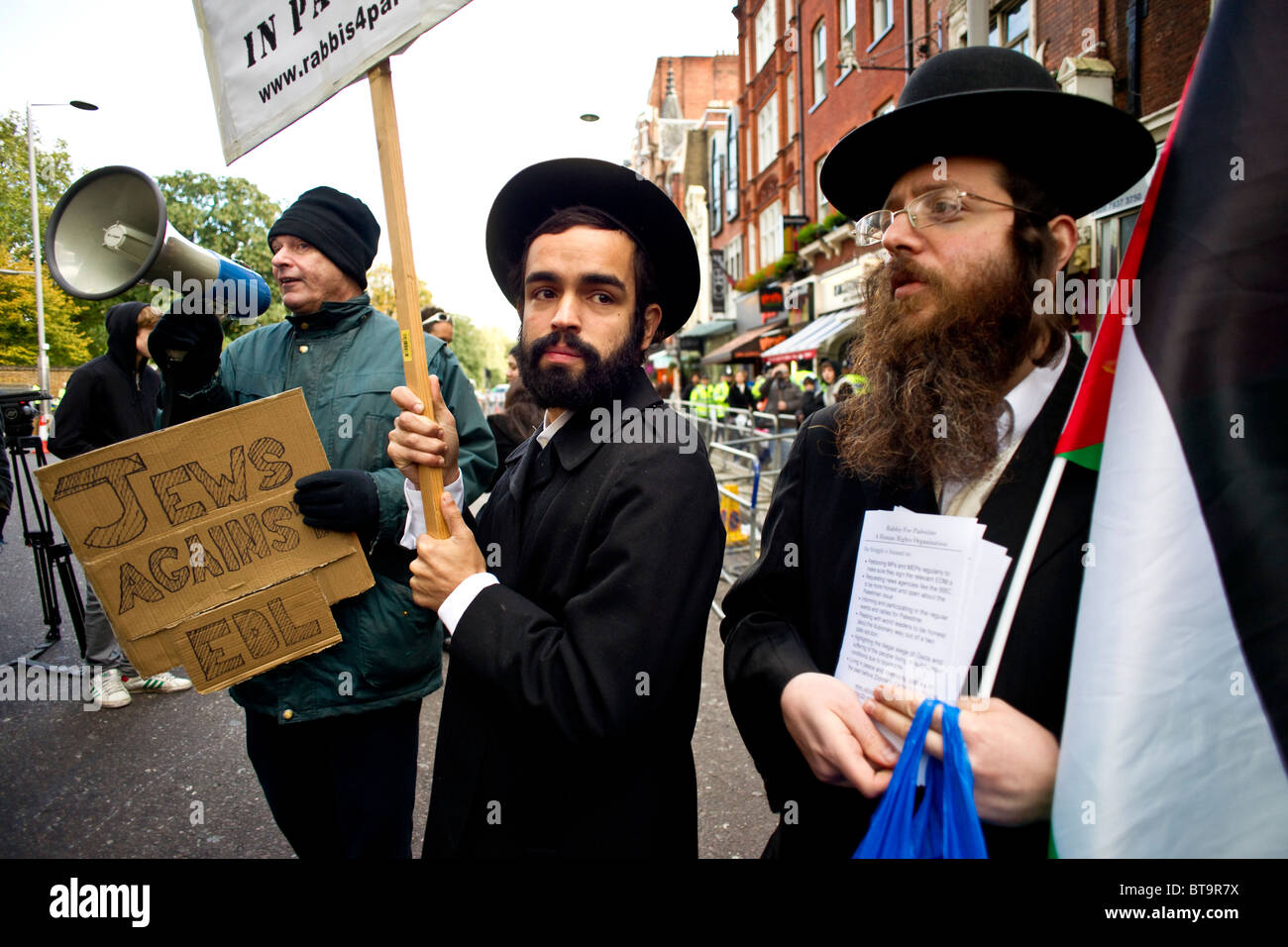 Juden zu protestieren gegen die israelische Politik und der English Defence League Verein mit Staat Israel Stockfoto