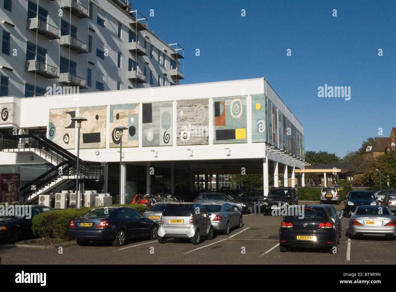 Die John Piper Wandbilder. Das Piper Building ein Wohnblock in Fulham London, Großbritannien. HOMER SYKES AUS DEN 2010 2010ER JAHREN Stockfoto