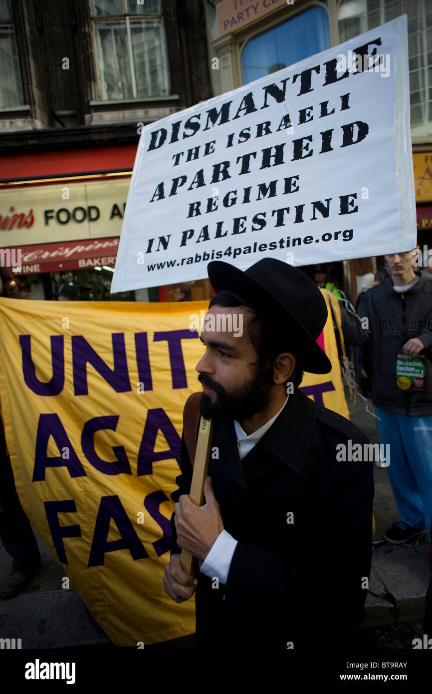 Juden zu protestieren gegen die israelische Politik und der English Defence League Verein mit Staat Israel Stockfoto