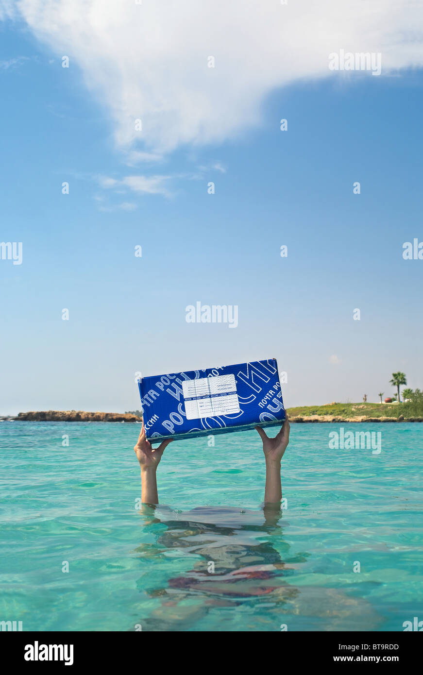 Blaue Briefkästen Russlands in den Händen eines Mannes ertrinken im Meer. Mann unter Wasser, Pakete auf ausgestreckten Armen Stockfoto