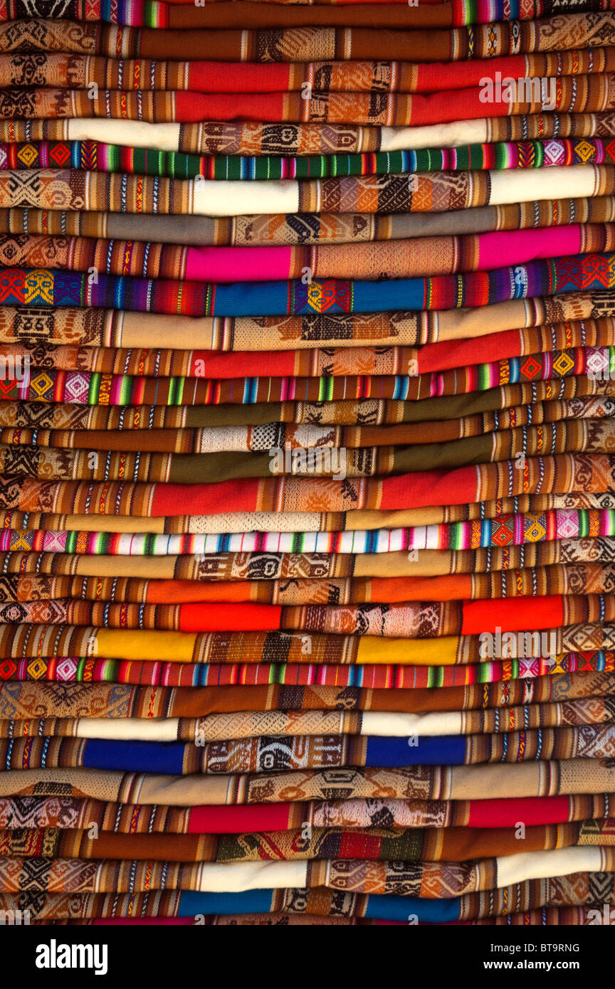 Handgearbeiteten Textilien, Stoffen und touristische Artikel, aus Lama und Alpaka Wolle in den Hexenmarkt, La Paz, Bolivien. Stockfoto