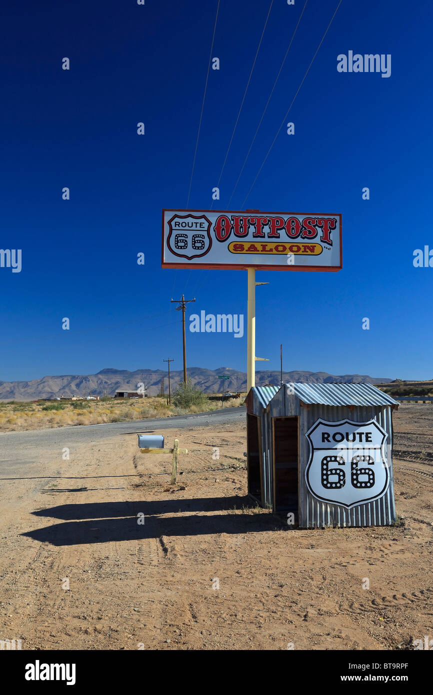 Werbeschild und Stände an der historischen Route 66, Antares, Kingman, Arizona, USA, Nordamerika Stockfoto