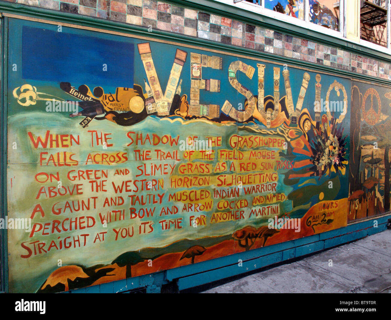 Gemalte Wandbild an der Wand des Vesuvio Cafe Bar in San Francisco, Kalifornien Stockfoto