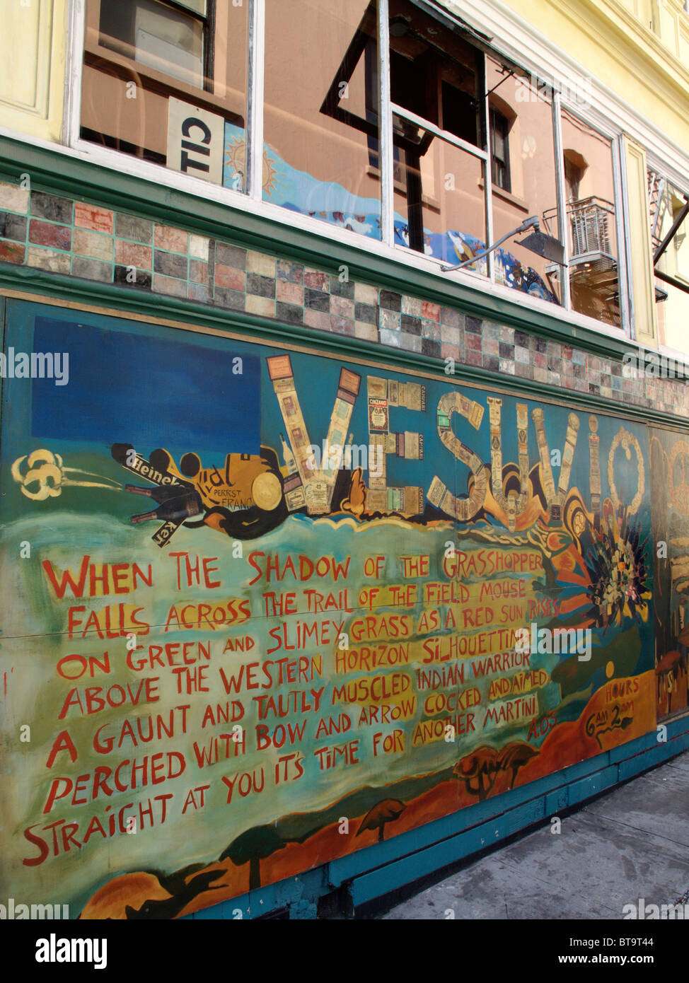 Gemalte Wandbild an der Wand des Vesuvio Cafe Bar in San Francisco, Kalifornien Stockfoto