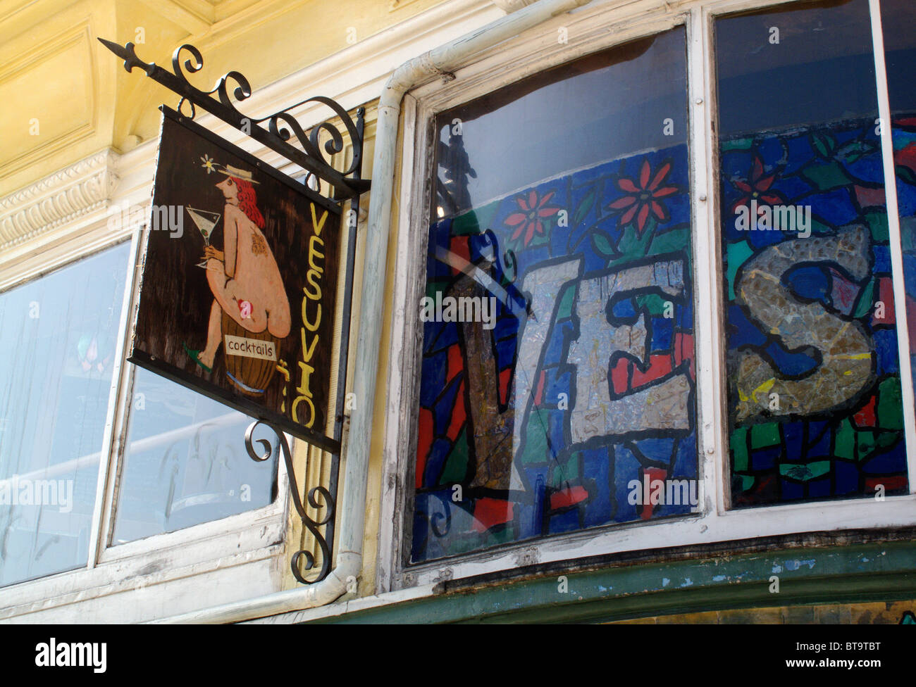 Gemalte Wandbild an der Wand des Vesuvio Cafe Bar in San Francisco, Kalifornien Stockfoto