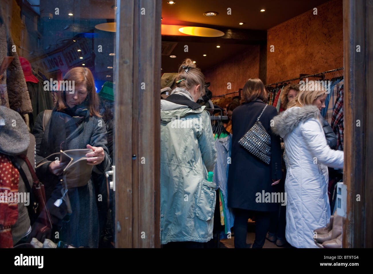 Paris, France,  Le Marais District, Women Shopping in Vintage Clothes Store, Vintage Desir, old Coiffure Shop Store Front, old clothing shopping Stockfoto