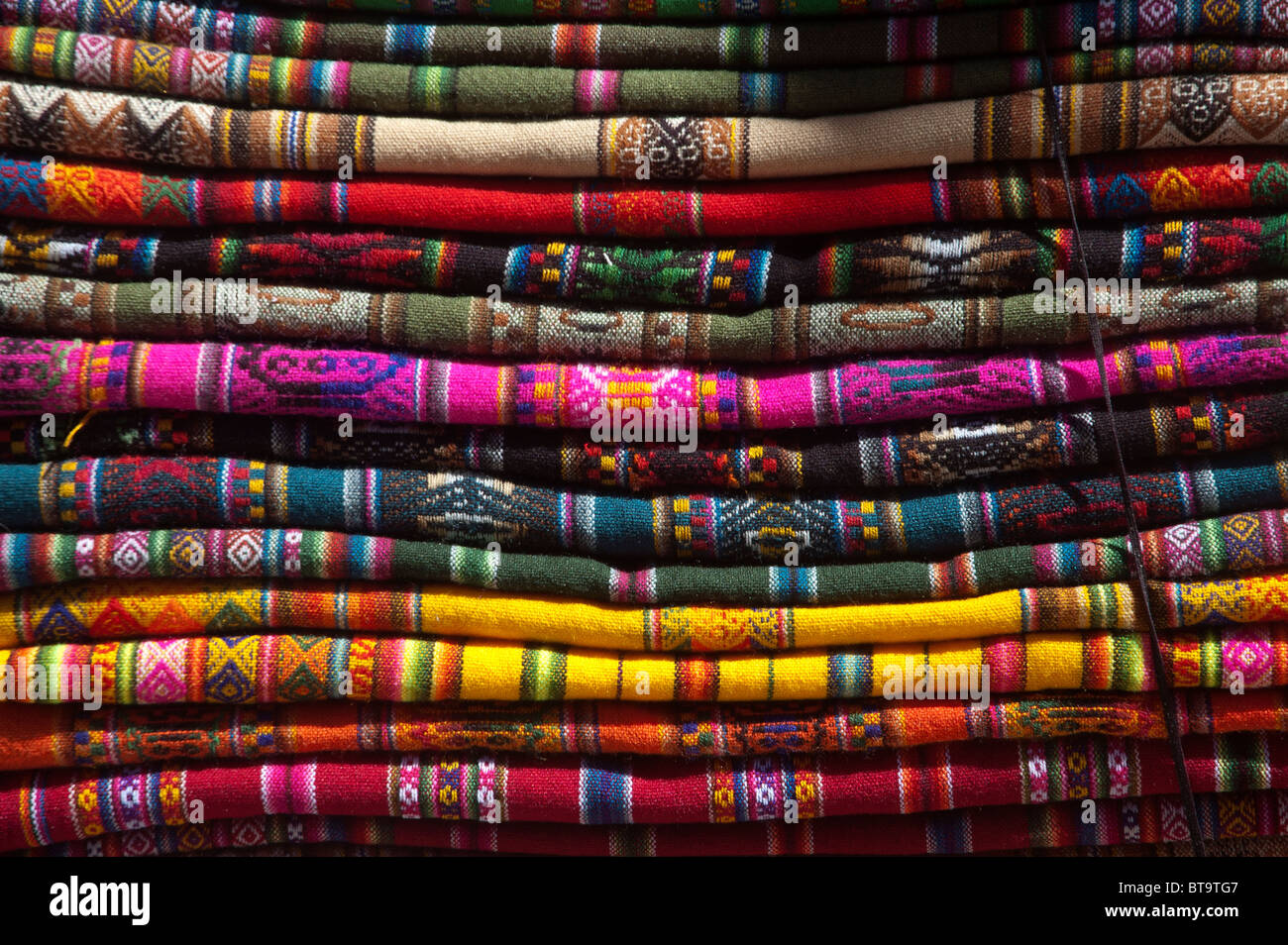 Handgearbeiteten Textilien, Stoffen und touristische Artikel, aus Lama und Alpaka Wolle in den Hexenmarkt, La Paz, Bolivien. Stockfoto