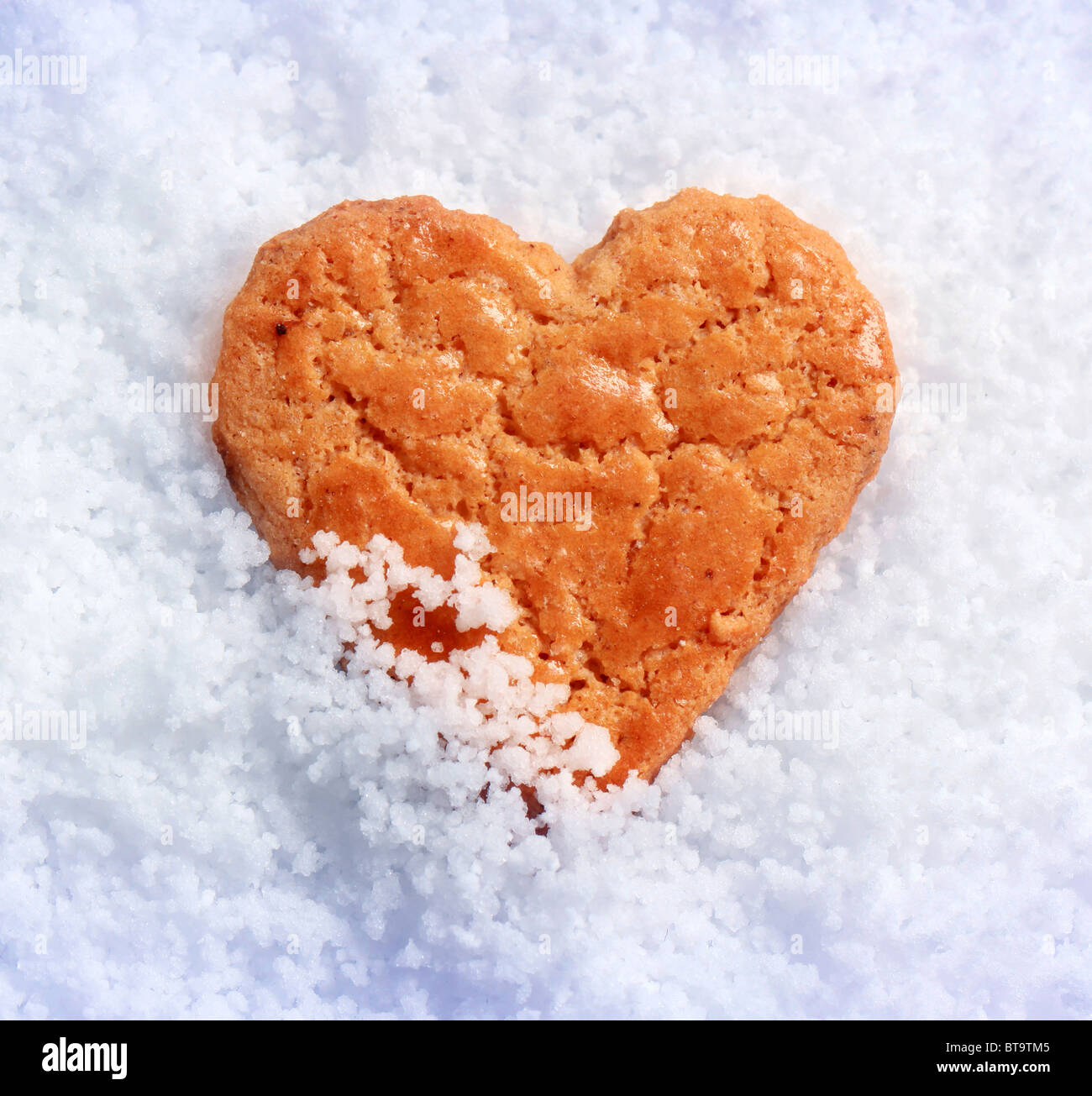 Herzförmige Cookie im Schnee Stockfoto