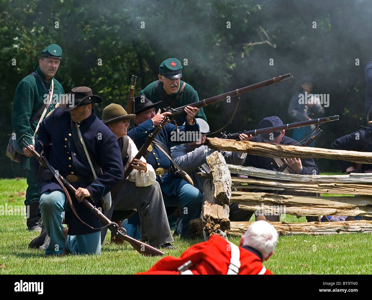 Mitglieder der angreifenden Armee Fenian einnehmen eine Position, während eine Nachstellung der Fenian Überfälle am alten Fort Erie in Ontario. Stockfoto