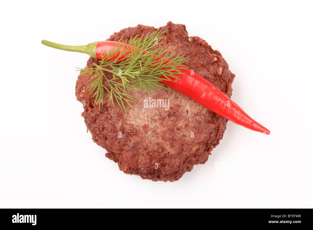 Hamburger Patty garniert mit Paprika und dill Stockfoto