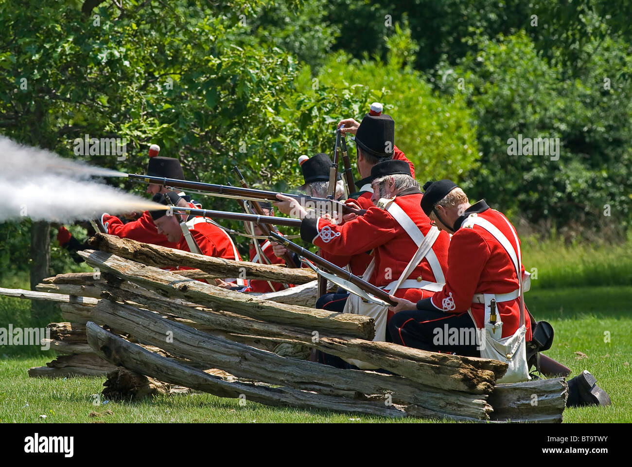 Mitglieder der verteidigenden kanadische Armee einnehmen eine Position, während eine Nachstellung der Fenian Überfälle am alten Fort Erie in Ontario. Stockfoto