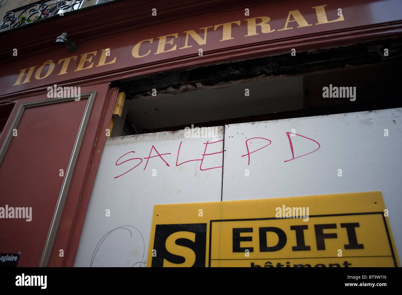 Paris, Frankreich, Anti-Gay-Slogan Graffiti auf Ex-Gay Bar Storefront, Le Central im Viertel Le Marais, Homophobie, extreme Vorurteile, Gentrifizierung Stockfoto