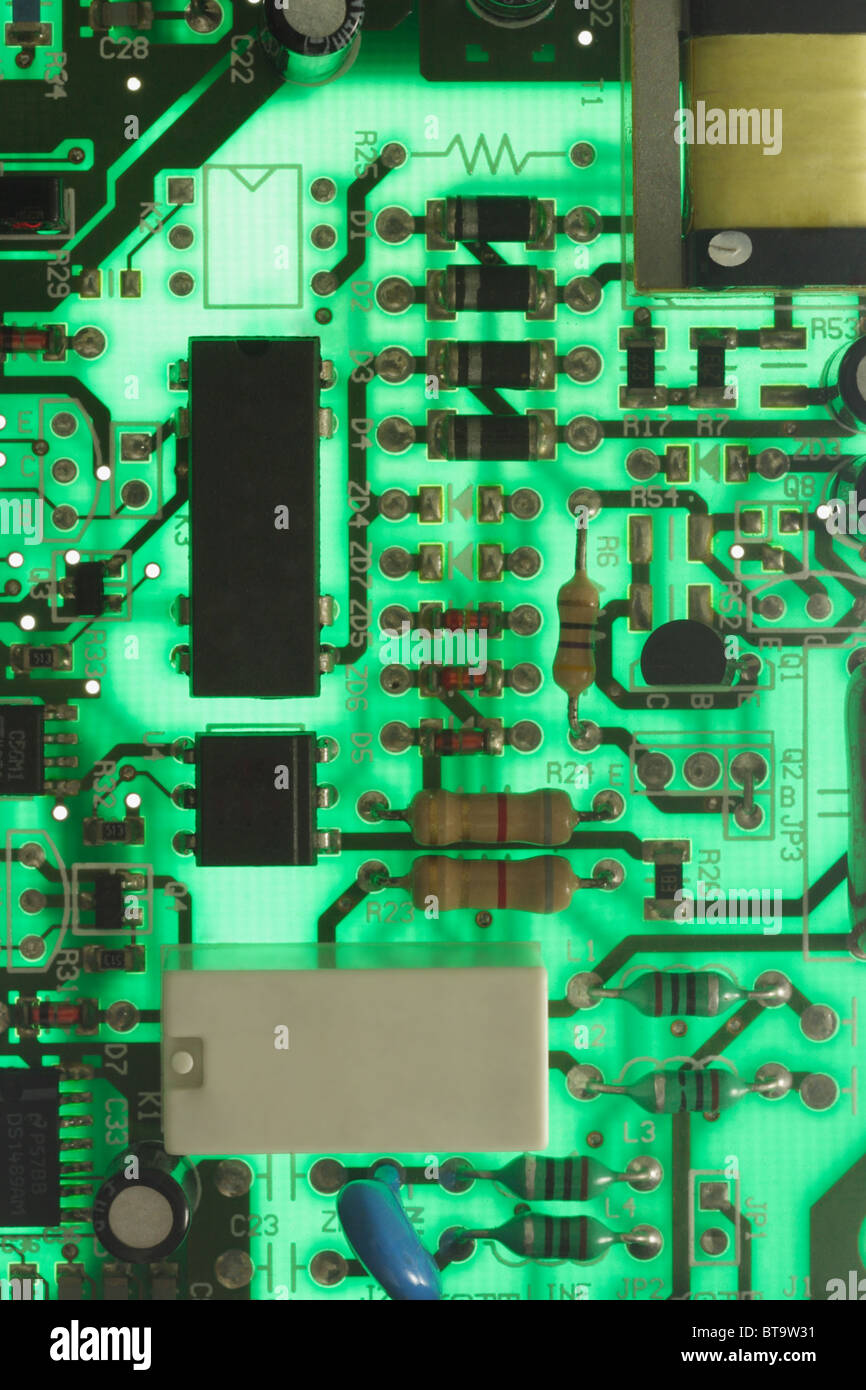 Abstrakte hinterleuchtete grüne Elektronikplatine Hintergrund Stockfoto