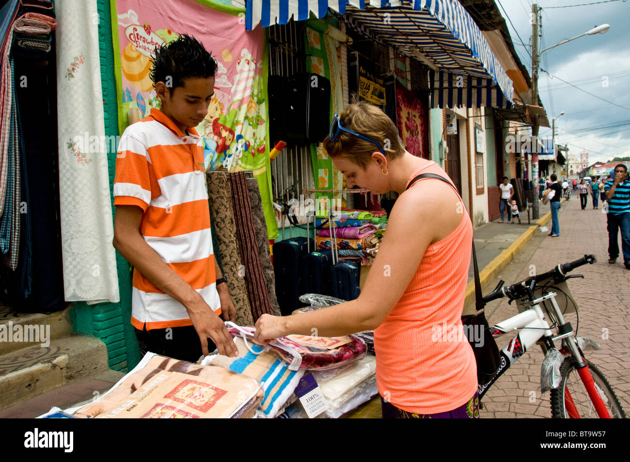 Westlichen Touristen einkaufen Leon Nicaragua Stockfoto