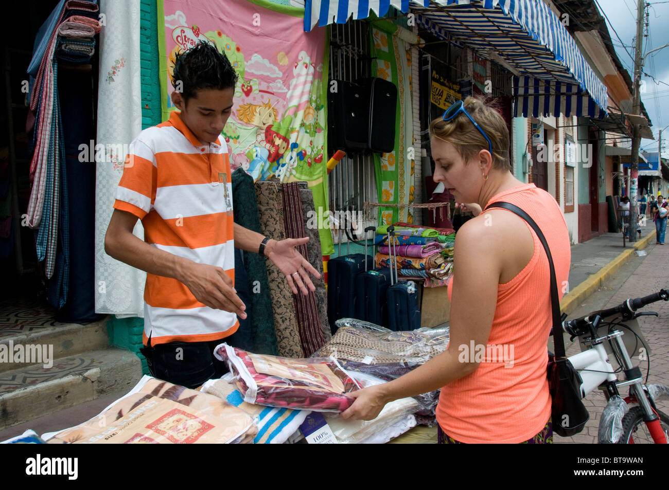 Einkaufen in Leon Nicaragua Ausländer Stockfoto