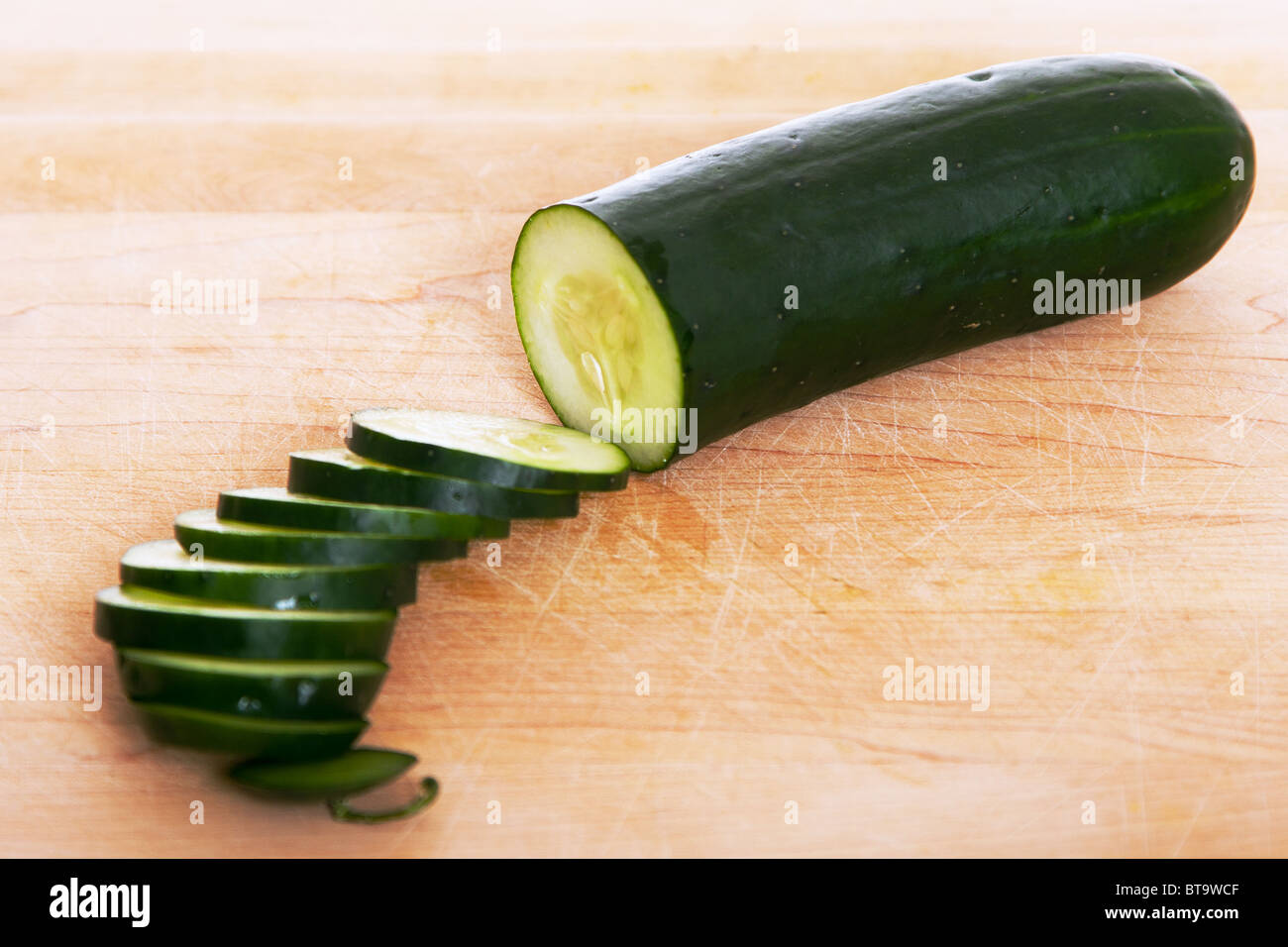 Bio köstliche gesunde Gurke in Scheiben geschnitten auf einem Holzbrett. Stockfoto