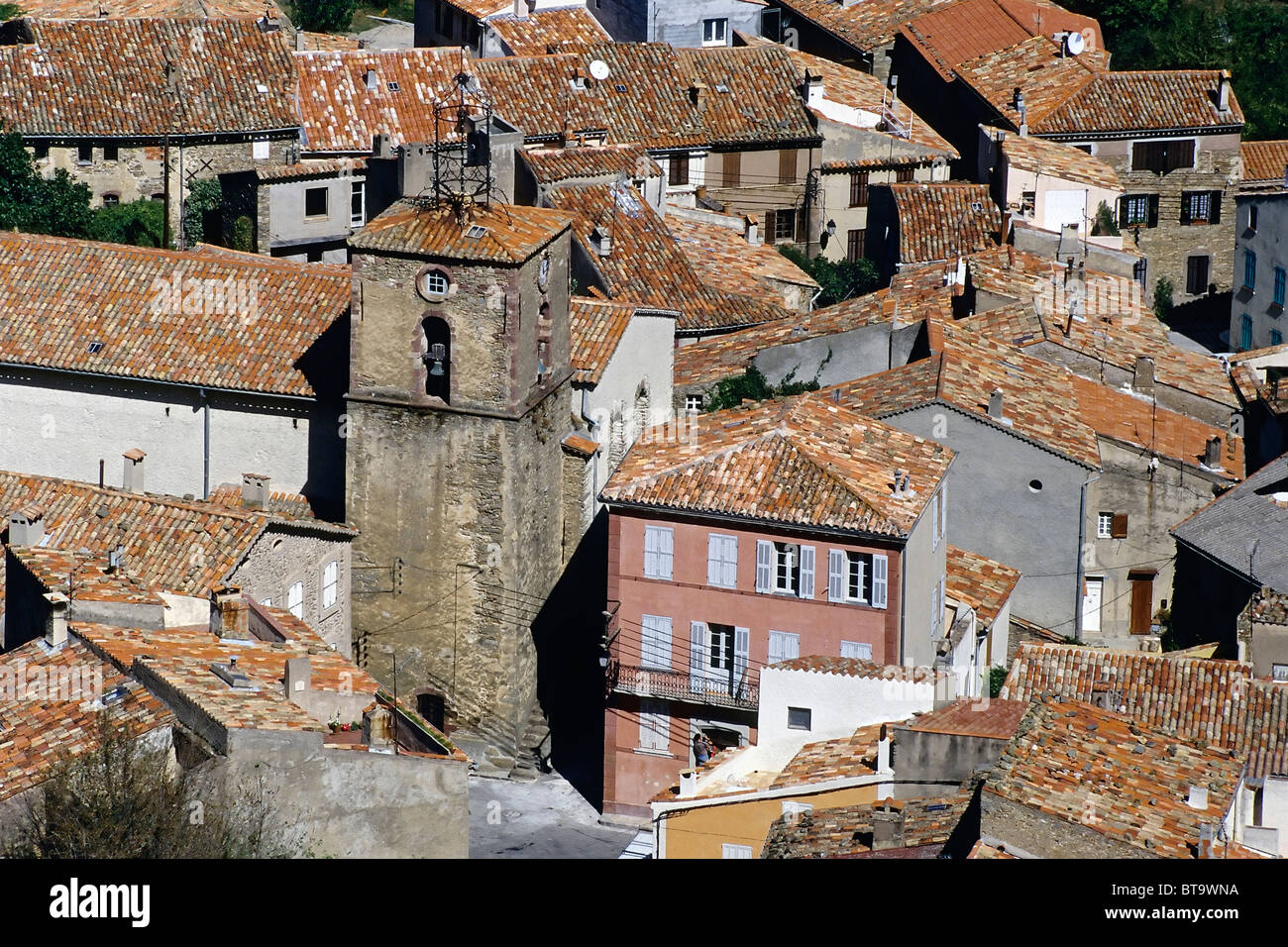 Provenzalische Bergdorf, beherbergt rund um die Kirche, Grimaud Village, Var, Provence, Cote d ' Azur, Südfrankreich, Frankreich Stockfoto