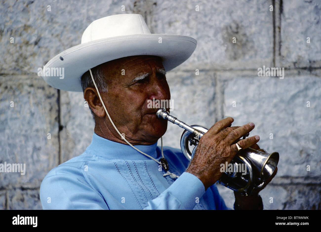 Alter Mann mit dunkler Hautfarbe einen weißen Hut und eine kleine Trompete, Saint-Tropez, Côte d ' Azur, Var, Südfrankreich, Frankreich Stockfoto