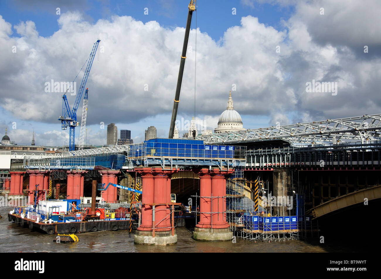 Stärkung und Wiederaufbau der Blackfriars Rail Bridge, City of London, Greater London, England, Vereinigtes Königreich Stockfoto
