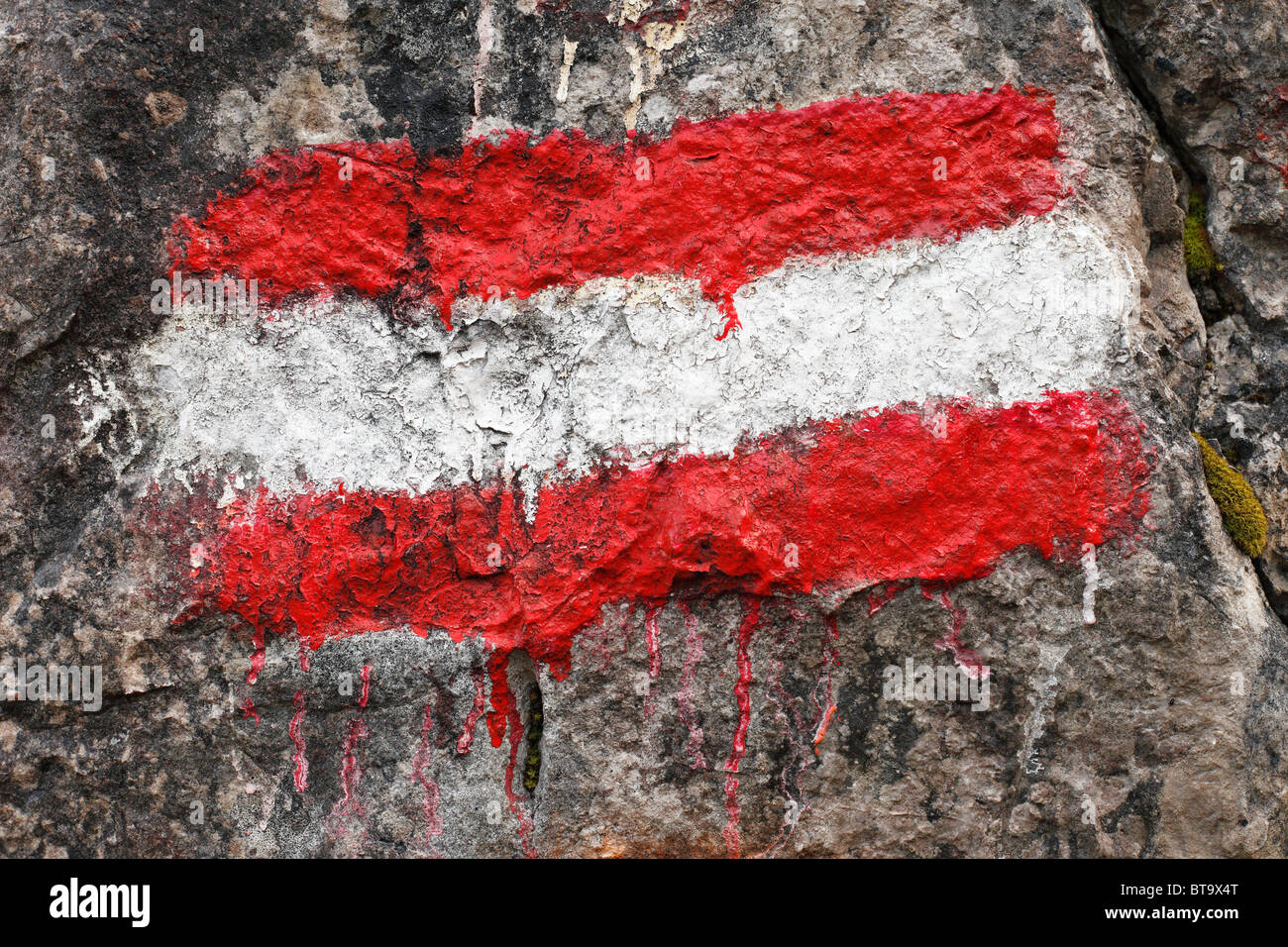 Trail Marker in den österreichischen Nationalfarben, Kärnten, Österreich, Europa Stockfoto