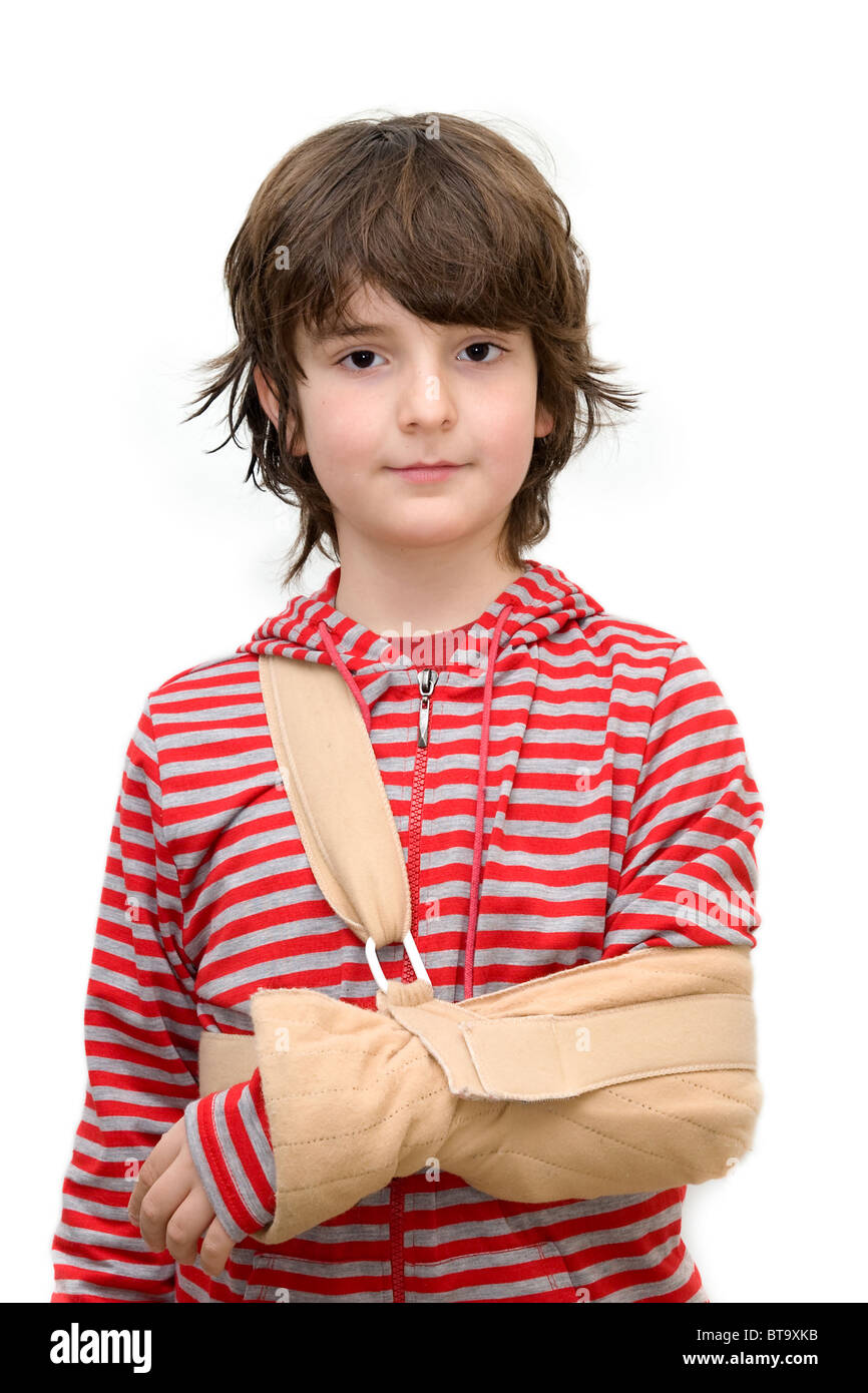 Junge mit Schlinge auf gebrochenen Arm isoliert auf reinweiß Stockfoto