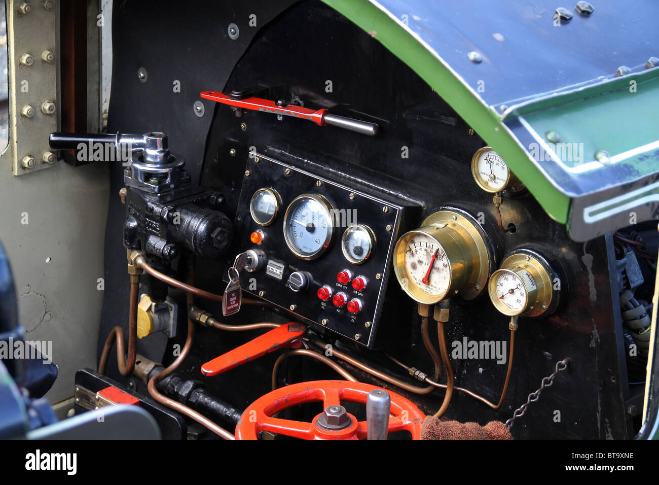 Steuerelemente in Kabine Diesel angetrieben Modell Dampflokomotive verwendet, um Fahrpreis zahlenden Personen Urlaub tragen. Stockfoto