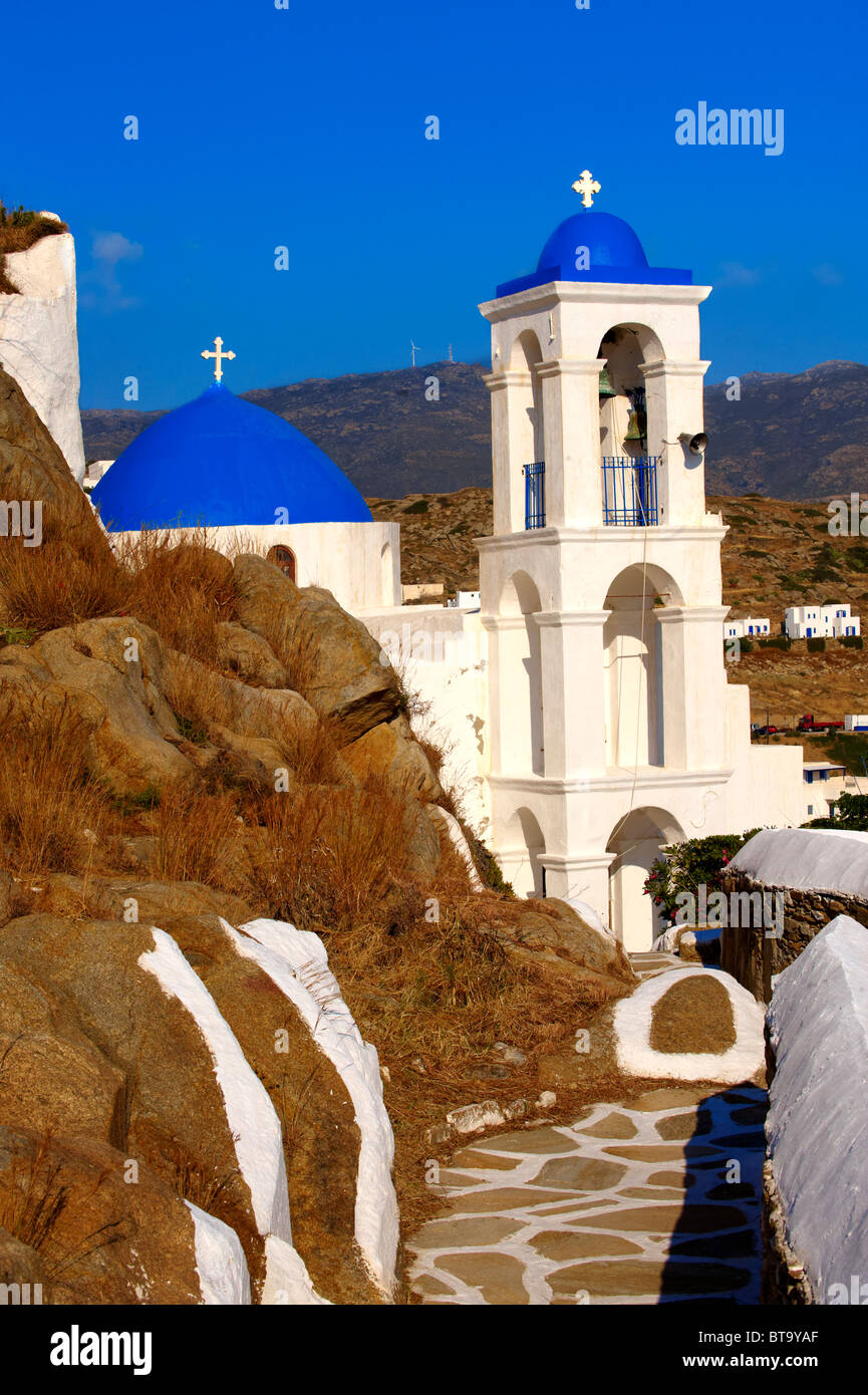 Griechisch orthodoxe Kapellen und Chora Bergkirche (Chora), Ios, Kykladen, Griechenland. Stockfoto