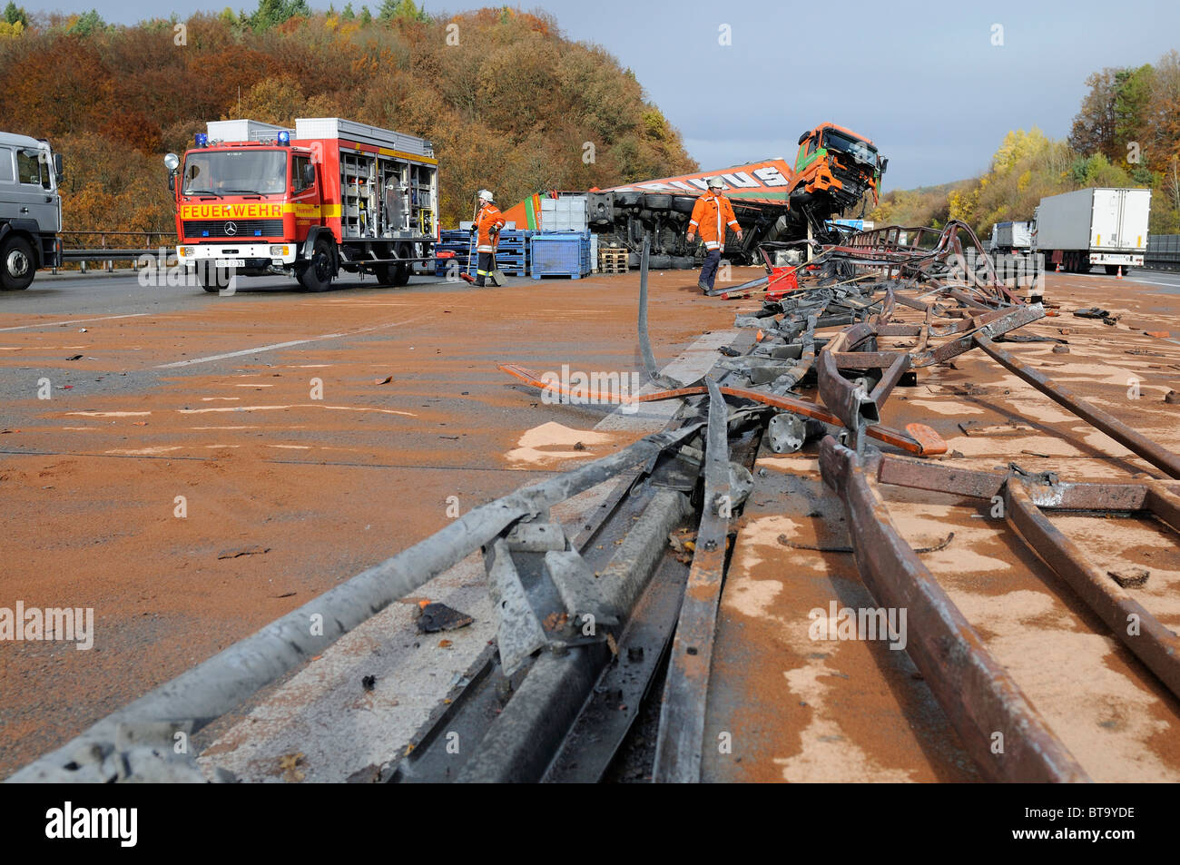 Schwierige Bergung nach einem schweren LKW-Unfall auf der A8 Autobahn, Leonberg, Baden-Württemberg, Deutschland, Europa Stockfoto