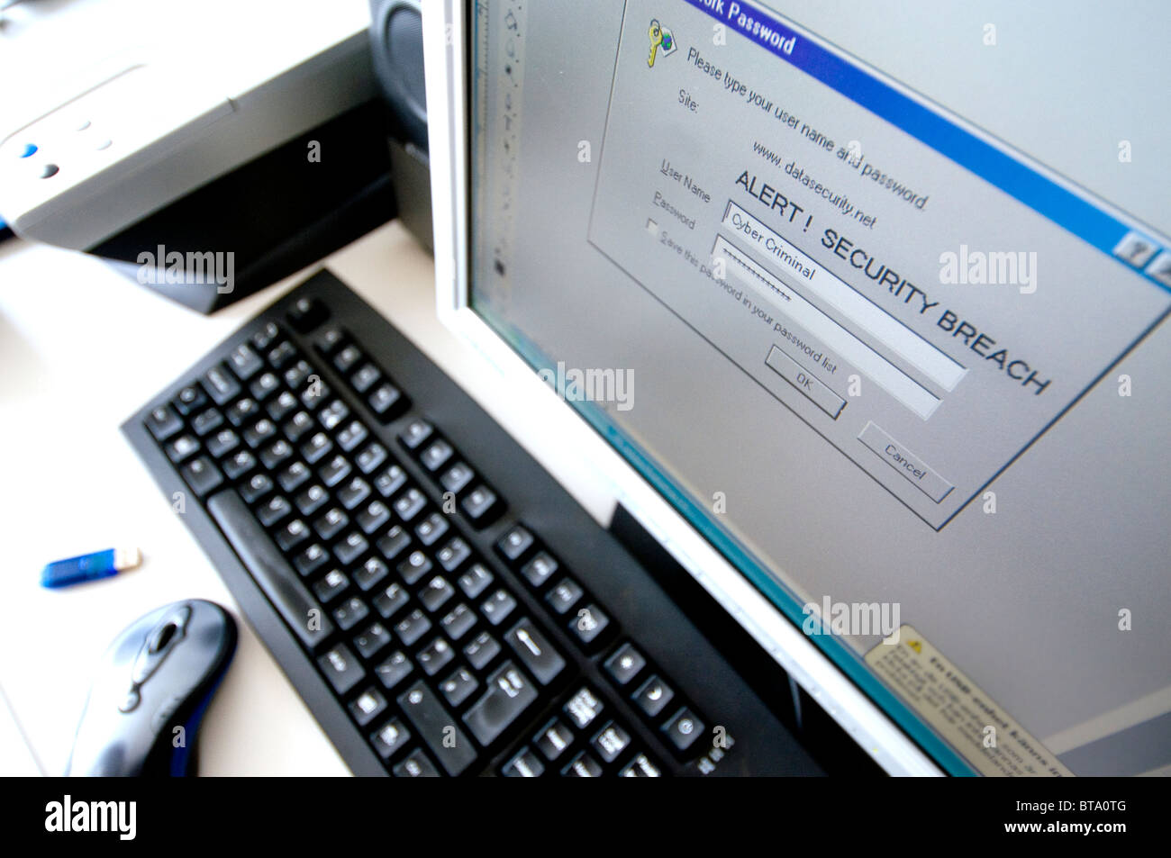 Computer-Bildschirm mit Netzwerk-Sicherheitswarnung Stockfoto