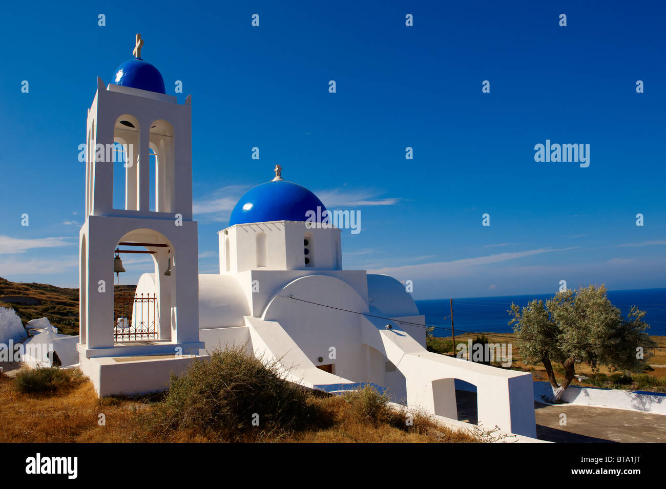 Blaue Kuppel griechisch-orthodoxen Kirche und Glockenturm in der Nähe von Oia (Ia), Santorini, Griechenland Stockfoto