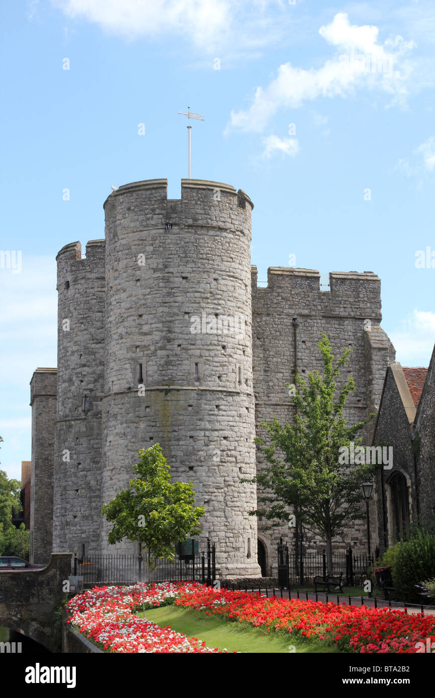 Der Westgate Tower in Canterbury, Kent, UK. Westgate Tower ist einer der besten bestehenden mittelalterlichen Torhäuser Britains. Stockfoto