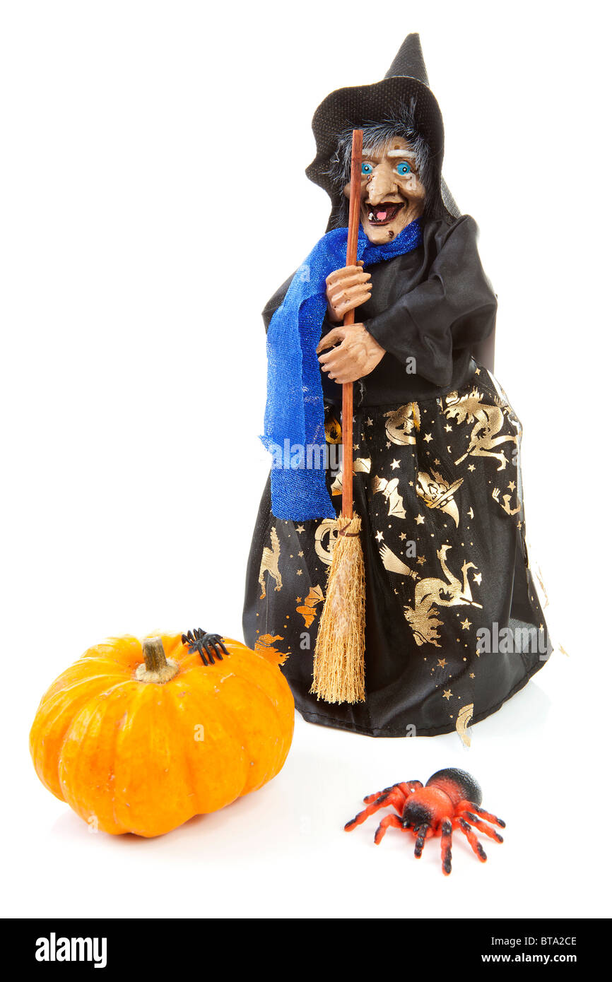 Hexe-Puppe für Halloween mit Kürbis und Spinne auf weißem Hintergrund Stockfoto