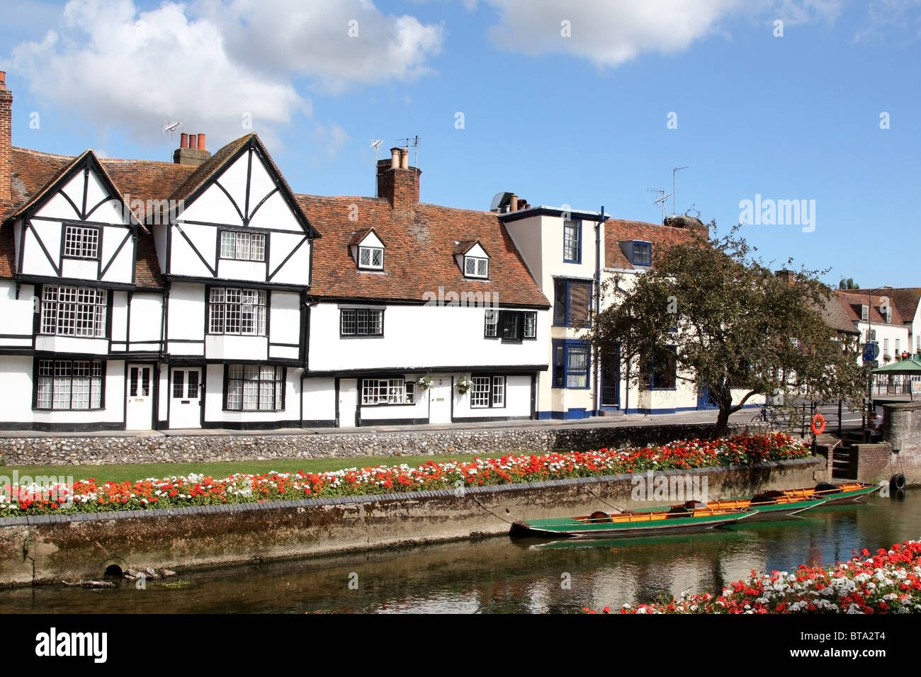 Eine Reihe von terrassenförmig angelegten Tudor Gebäude mit Blick auf das Westgate-Gärten und der Fluss Stour in Canterbury, Kent, UK Stockfoto