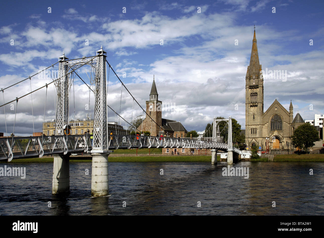 River Ness, Greig Street Bridge, alte hohe St Stephen-Kirche (links) & freie Nordkirche (rechts), Inverness, Schottland Stockfoto