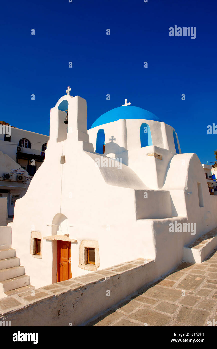 Blaue Kuppel weiß byzantinische griechisch orthodoxe Kapelle der Panaghia Gremiotissa. Chora (Chora), Ios, Kykladen, Griechenland. Stockfoto