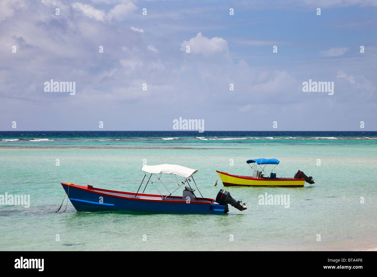 Zwei kleine Fischerboote vertäut am St. Lawrence Bay, Barbados, West Indies Stockfoto