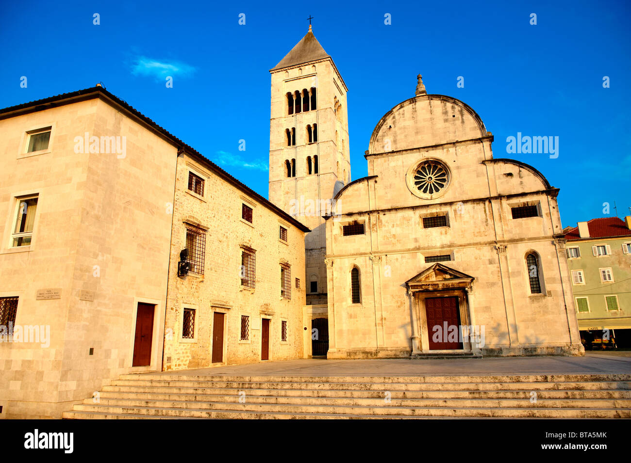 Romaesque Fassade der Kirche St Mary - Datum von 1105 - Zadar, Kroatien Stockfoto