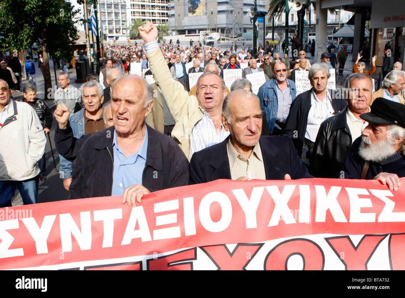 Griechische Rentner demonstrieren gegen die wirtschaftlichen Maßnahmen, im Zentrum von Athen. Stockfoto